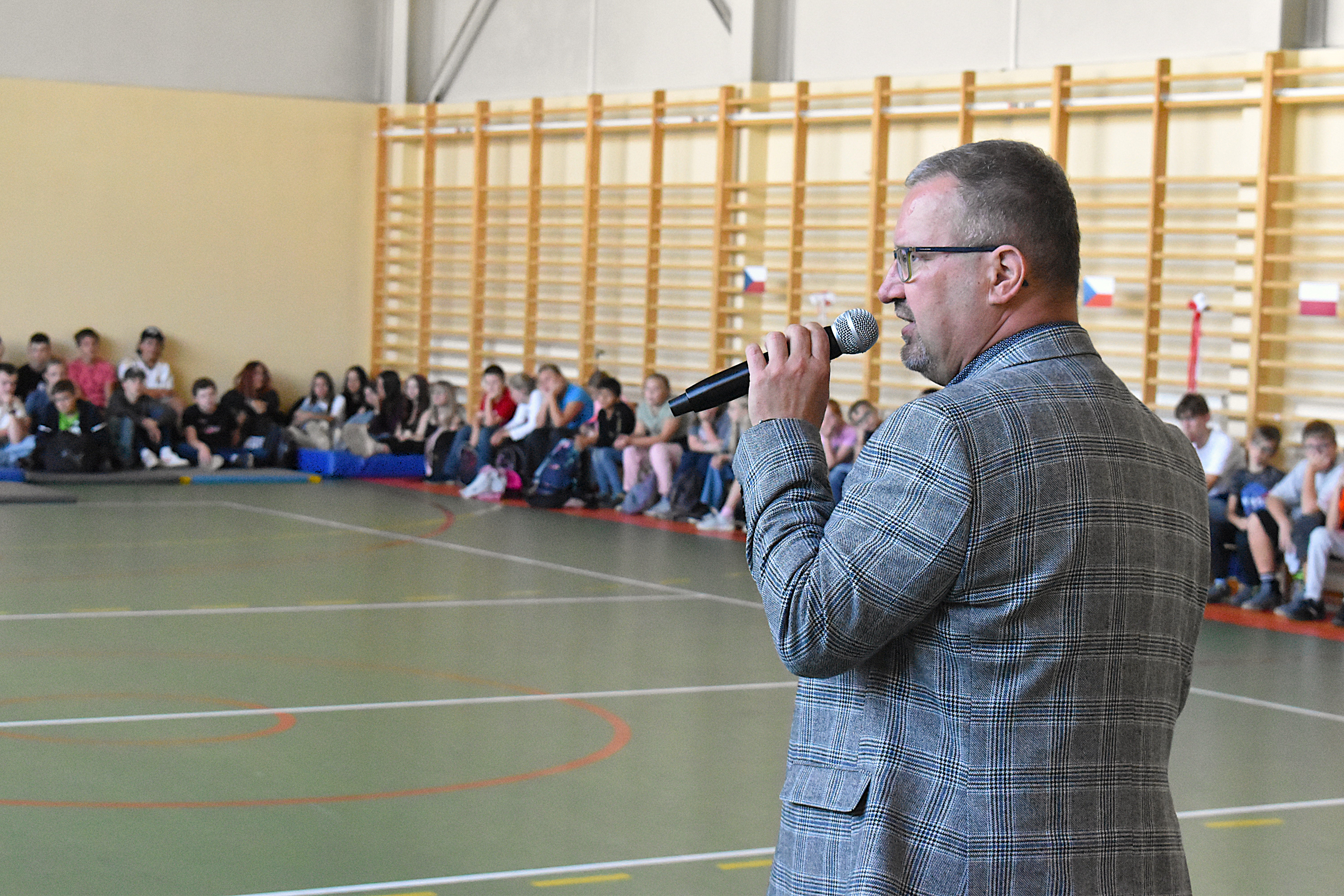 Wójt Mariusz Adamczyk wita uczestników projektu